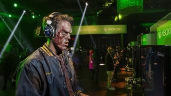 Un jugador caracteritzat de zombie juga amb la consola Xbox One en un dels actes promocionals de Microsoft a Nova York LUCAS JACKSON / REUTERS