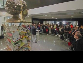 El primer plànol l'escultura de Manuel Boix. D.BETORET