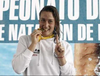 Mireia Belmonte mossega una de les sis medalles d'or que ha guanyat a Castelló EFE