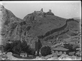 El castell de Livàdia, a Beòcia, en una fotografia de l'any 1909, un dels vestigis catalans de Grècia ARXIU
