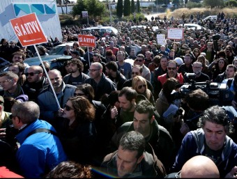 Milers de persones es concentraren ahir davant les portes del centre de producció de Burjassot. AFP - JOSÉ JORDÁN