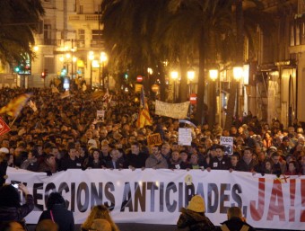 Capçalera de la manifestació que recorre els carrers de València amb el lema 'Eleccions anticipades ja!' ACN