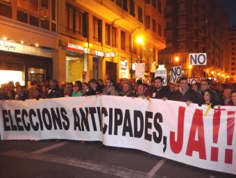 Pancarta en favor de les eleccions anticipades. EL PUNT AVUI