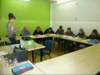 A la classe d'anglès els alumnes miren de millorar el seu nivell de coneixement de la llengua per trobar feina ja sigui aquí o en un altre país. M.M