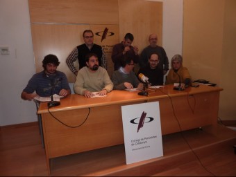 Vuit dels cinquanta un càrrecs electes dels ajuntaments del Gironès, ahir a la roda de premsa del ´presentació del manifest, a Girona JOAN TRILLAS