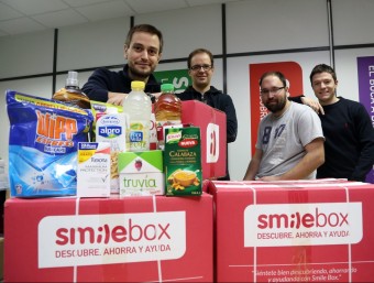 Els artífexs de Smile Box amb alguns dels productes que conté la capsa.  QUIM PUIG