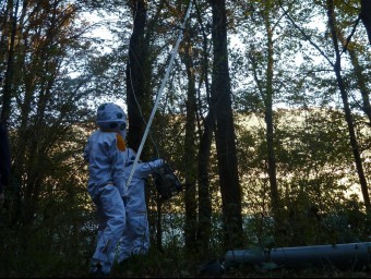 Un dels bombers guipuscoans muntant l'aparell per injectar el biocida al niu. J.C