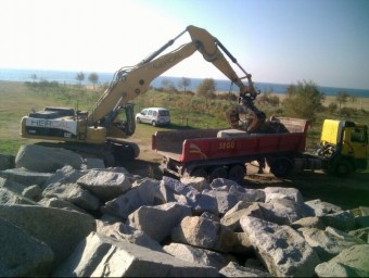 Imatge de l'excavadora treballant en el desmuntatge de l'escullera de la platja de la Picòrdia d'Arenys. PORTS
