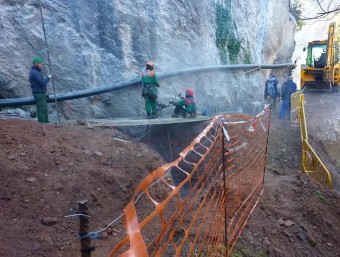 Les obres per reparar el tram enfonsat de la pista que uneix Sadernes i la Vall de Riu, ahir al matí. R. E