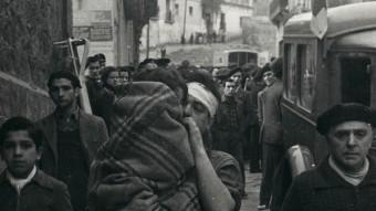 SoldevilaVeïns marxant del Poble Sec després del bombardeig del 17 de març de 1937 PÉREZ DE ROZAS / ARXIU FOTOGRÀFIC DE BARCELONA