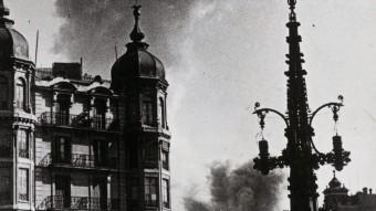 L'explosió d’una bomba davant del Coliseum, a la Gran Via, el 17 de març del 1938 ARXIU FOTOGRÀFIC DE BARCELONA