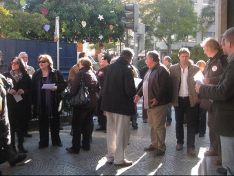 Concentració de protesta davant les portes de l'Ajuntament de Torrent. EL PUNT AVUI
