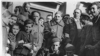 Grup de requetès confraternitzant amb veïns de Manresa, durant l'ocupació de l'exèrcit franquista. ARXIU COMARCAL DEL BAGES