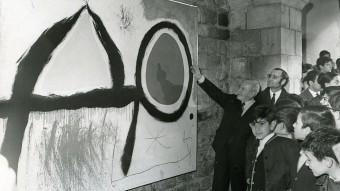 Joan Miró, a la primera retrospectiva que se li va organitzar a Barcelona l'Hospital de la Santa Creu el 1968. MERLETTI ARXIU CORREU CATALÀ-AVUI