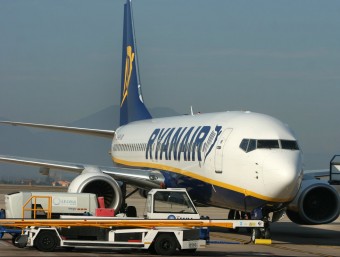 Vehicles de Lesma Handling al costat d'un avió de Ryanair, a l'aeroport de Girona LLUÍS SERRAT / ARXIU