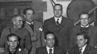 Jaume Miravitlles, el primer per l'esquerra, assegut, amb Josep Tarradellas dret al mig ARXIU MONTSERRAT TARRADELLAS I MACIÀ