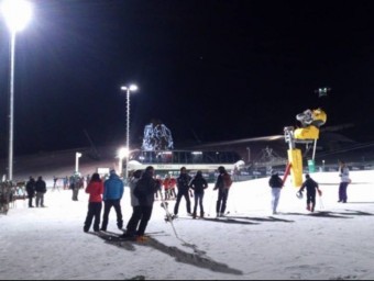 Un detall dels esquiadors que van poder gaudir, ahir, de l'esquiada nocturna. EL PUNT AVUI