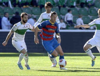 Marc Sellarès, perseguit per dos jugadors de l'Elx B, durant el matx a l'Estadi Martínez Valero ELCHECF.ES