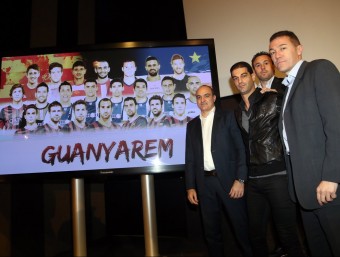 El cos tècnic de la selecció i Andreu Subies posen al costat d'una pantalla en què hi ha una foto de tots els convocats per al partit contra Cap Verd, ahir a l'Estadi Olímpic QUIM PUIG