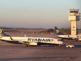 Avions de Ryanair a l'aeroport. L'aerolínia irlandesa continua acaparant el trànsit de viatgers a Vilobí ICONNA