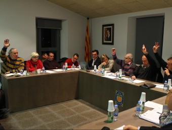 L'alcalde i regidors de CiU, a la dreta, i Moisès Garcia, a l'esquerra, ahir, votant la legalització dels pisos Baker. JORDI RIBOT/ICONNA