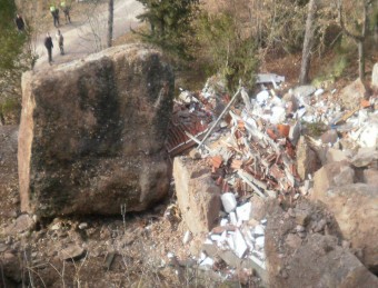 La pedra, de grans dimensions, ha esfondrat totalment la casa de Lladurs ACN