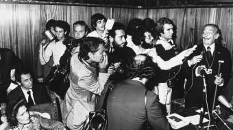 Dalí, mediàtic, amb Gala, envoltat de periodistes  ARXIU CORREIU CORREU CATALÀ/AVUI
