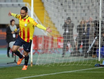 Sergio García , amb el braçalet de capità, celebra un dels dos gols, amb el porter de Cap Verd abatut QUIM PUIG