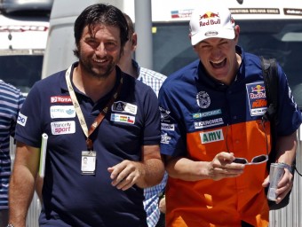 Marc Coma fa broma amb el director de cursa, David Castera a Rosario REUTERS