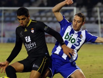 Baró (dreta), lluitant una pilota amb Jona (Jaén) en la passada jornada DIARIO DE LEÓN