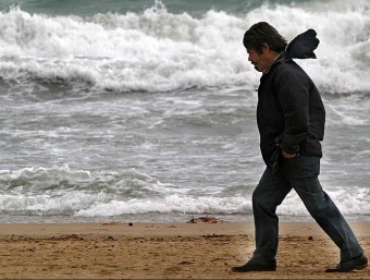 La platja del Postiguet ahir al migdia. EL PUNT AVUI