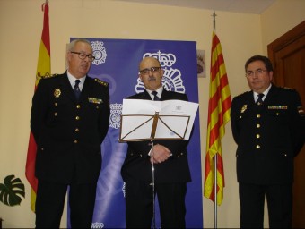 Pamplona flanquejat pels comissaris Trapote i Ferragut, ahir a la Jonquera. TURA SOLER