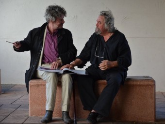 Jöel Capella, a la dreta, amb Philippe Sergeant, amic i company d'innombrables viatges, comentant el llibre en què han col·laborat al Centre d'Art contemporani de Sant Cebrià, on van presentar-lo l'any passat EDUARD ROMERO