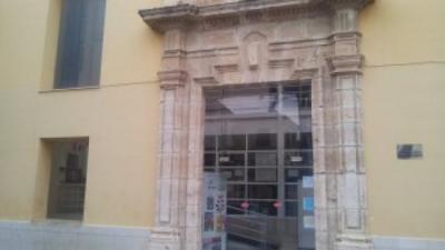 Porta d'accés de la que ha de ser la nova Biblioteca Municipal de Carlet. EL PUNT AVUI