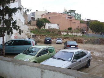 Imatge d'arxiu de Can Doro amb els vehicles aparcats. Argentona tanca un conflicte històric i destinarà la zona a espai públic. ARXIU