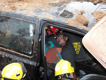 L'activista a l'interior del cotxe, atès per bombers. JOAN SABATER