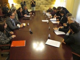 Alcaldes, representants de la Generalitat i les operadores durant l'acte de signatura del pacte GECODIT J. N