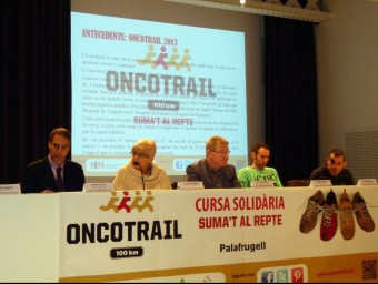 La presidenta d'Oncolliga, Lluïsa Ferrer, en la presentació ahir dels resultats de l'Oncotrail 2013, al Museu del Suro de Palafrugell.