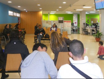 Persones esperant a una oficina del SOC de Girona. U.C.