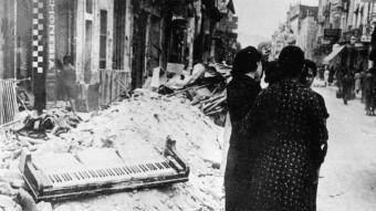 El carrer Anselm Clavé, en ple centre de Granollers, ple de runes, a causa del bombardeig del 31 de maig de 1938. P. Lluís Torrents / Col·lecció Ajuntament de Granollers