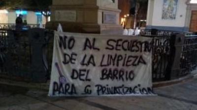 Pancarta reivindicativa penjada a la font de la plaça Major d'Alfafar. ROSA CELMA