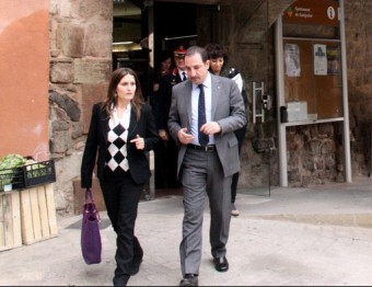 L'alcaldessa de Santpedor, Laura Vilagrà, i el conseller d'Interior, Ramon Espadaler, davant de l'ajuntament ACN