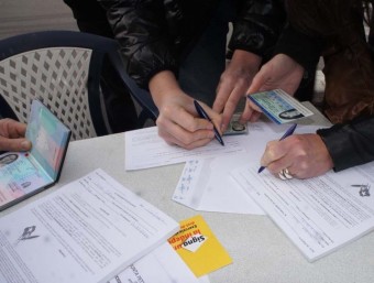 Signant per la independència, amb documents d'identitat francesos, a Prada del Conflent. ANC