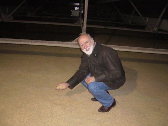 Joan Trias al magatzem d'arròs, que té capacitat per 1,5 milions de quilos.  L.M