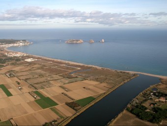 Vista aèria del tram final del riu Ter, amb la plana de conreus i les illes Medes al fons EL PUNT AVUI