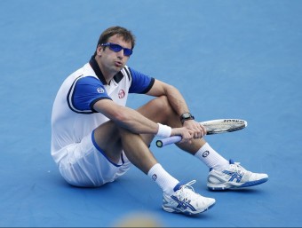 Tommy Robredo , assegut a la pista, bufa per recuperar-se de l'esforç durant un moment del partit contra Julien Benneteau MADE NAGI / EFE