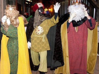 Els tres Reis d'Orient saludant durant l'arribada a Sort, prèvia a la cavalcada reial del dia 5 de gener ACN