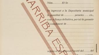 Un document de l'Ajuntament de Barcelona, en català, amb el tampó franquista d'Arriba España. AMCB