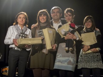 Algunes de les concursants premiades i el coordinador del certamen, Pere Cerro, durant la cerimònia. LAURA R. GRAU