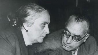 Joan Comorera, a la dreta de la imatge, amb Dolores Ibárruri, la ‘Pasionaria', amb qui s'enfrontaria